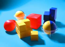 Набор для объемных представлений дробей в виде шаров и кубов.