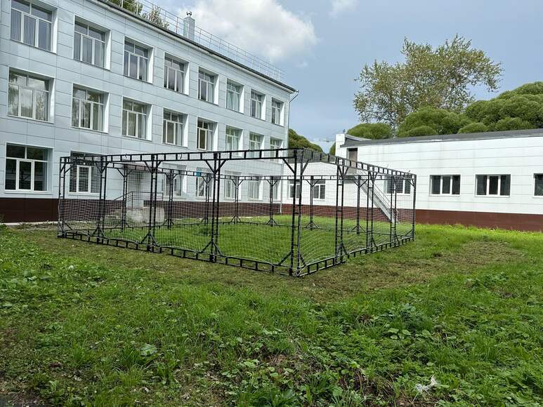 Полетная зона 8х8х4 м огражденная защитной сеткой
